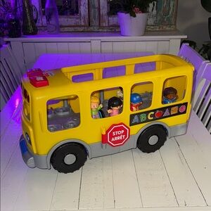 Fisher Price Yellow School Bus Toy with 5 little people student Figures 2019